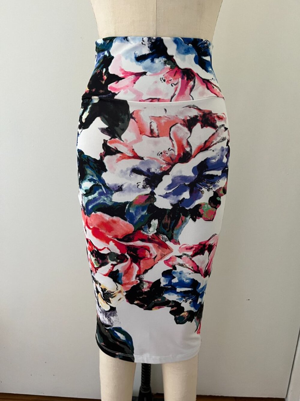 Feminine BEBE PENCIL STRETCH SKIRT HIGH WAISTED white with flowers size XXS